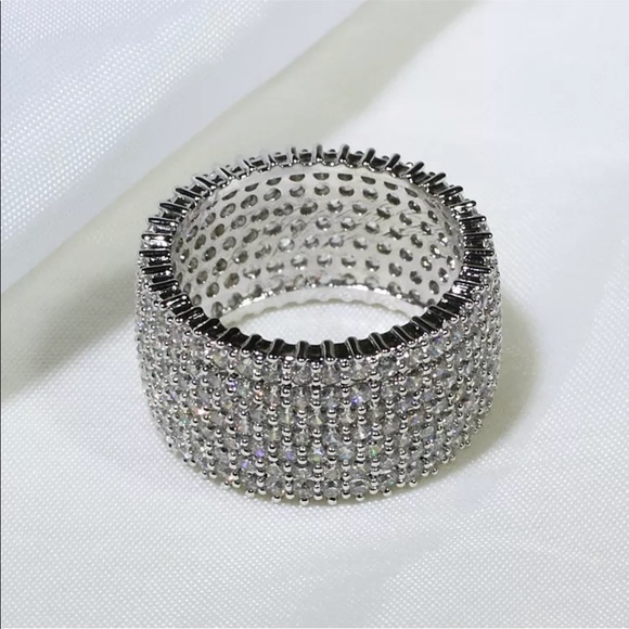 Gorgeous 18K White Gold Filled Ring - Picture 2 of 5